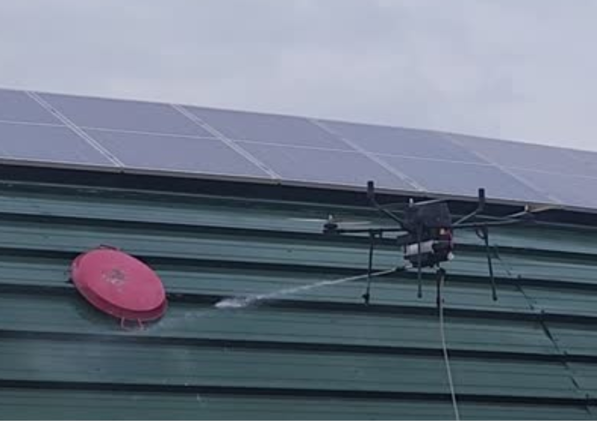 Nettoyage par drone d’un bâtiment industriel ou agricole