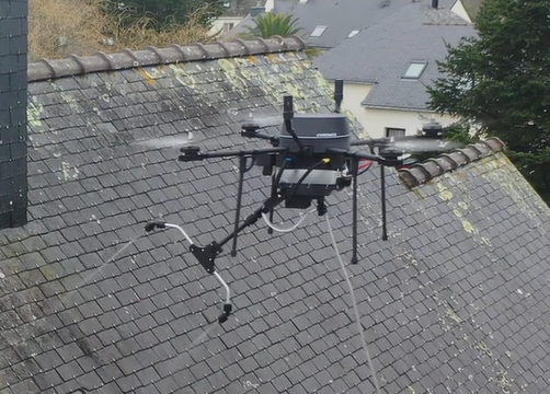 Nettoyage par drone de la toiture et de la façade d’une maison individuelle