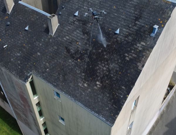 Nettoyage par drone de la façade d’un immeuble en copropriété