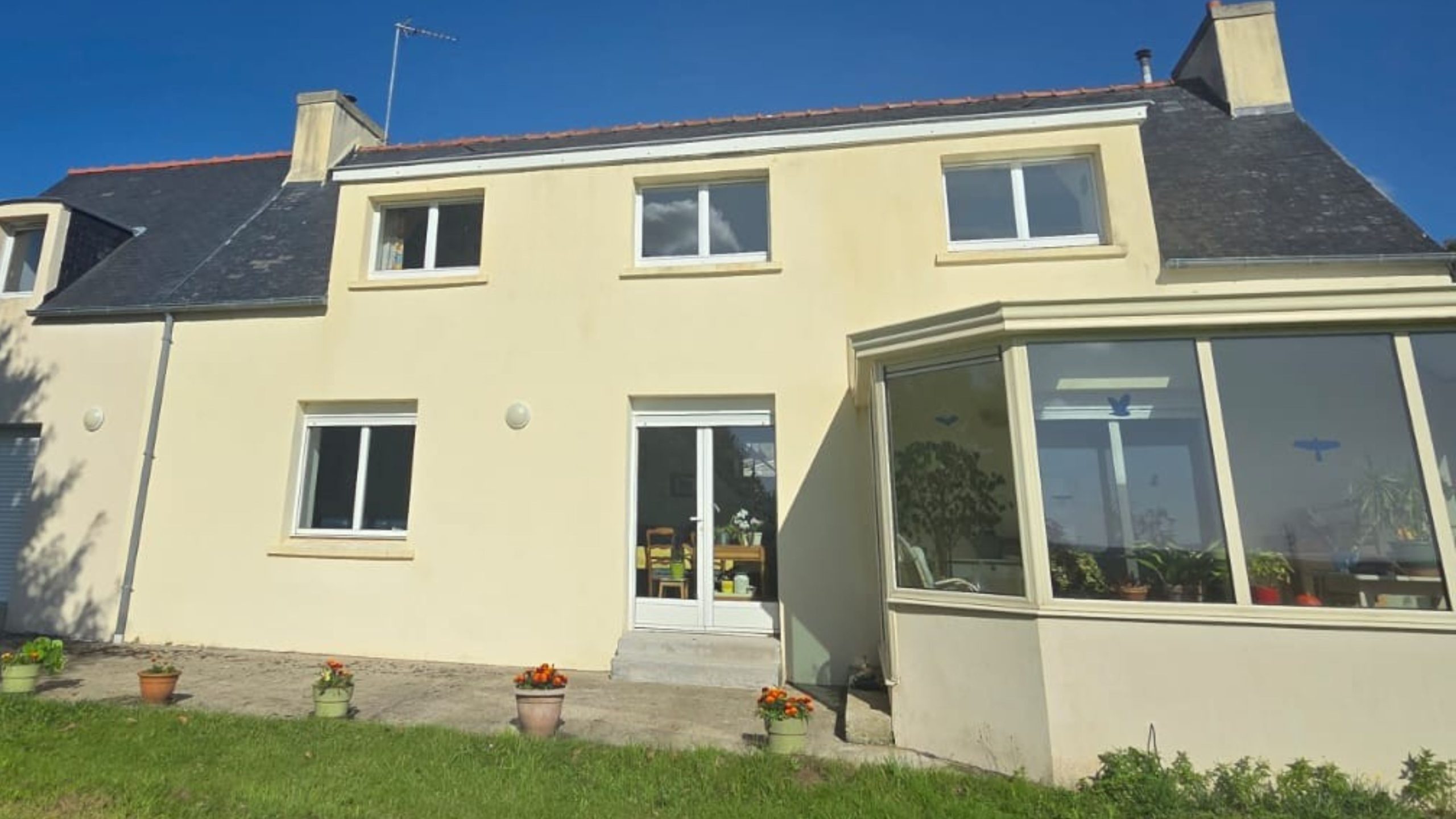 Façade propre d’une maison après nettoyage