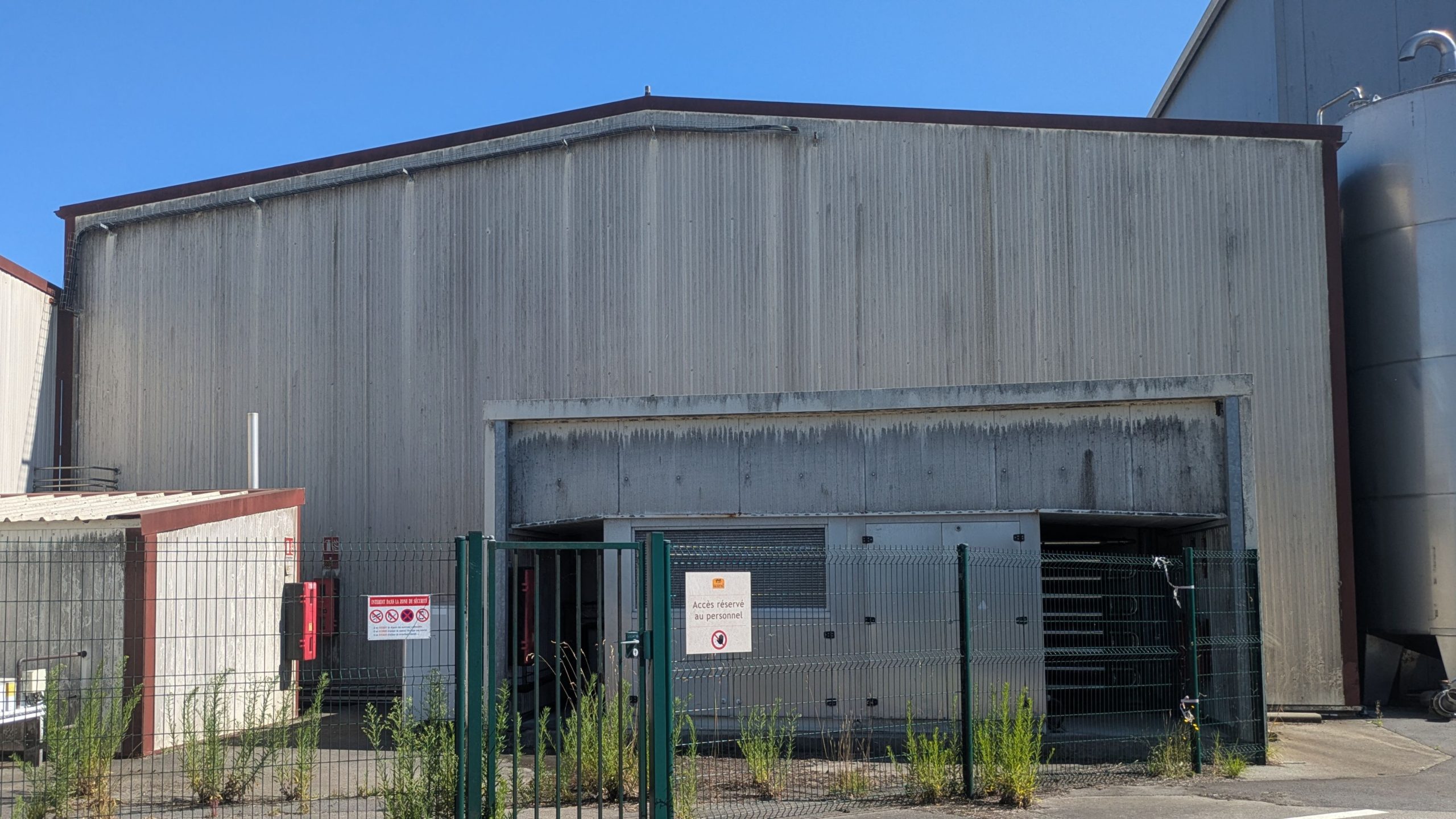 Humidité et développement de mousses sur un bâtiment agricole