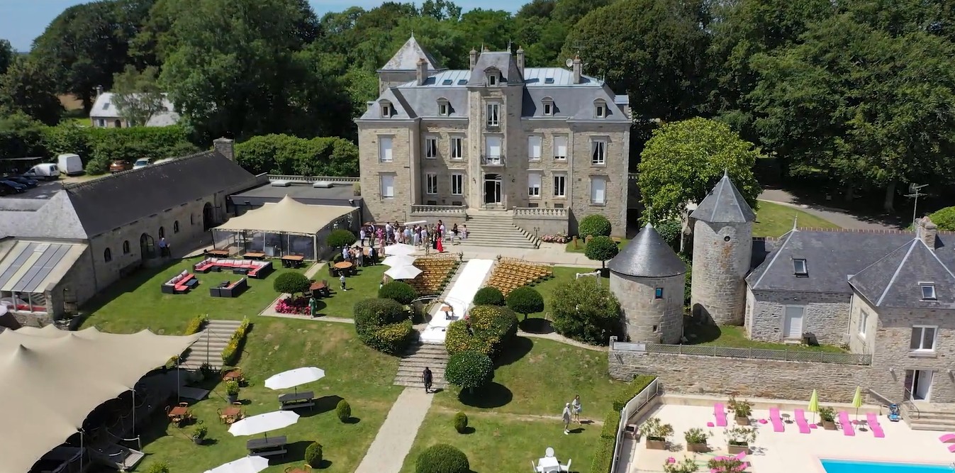Prise de vue aérienne par drone d’un mariage dans un domaine