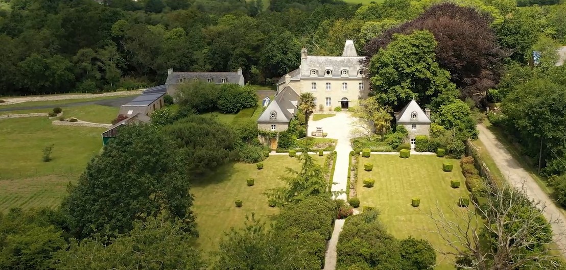 Prise de vue aérienne d’un château et de son domaine