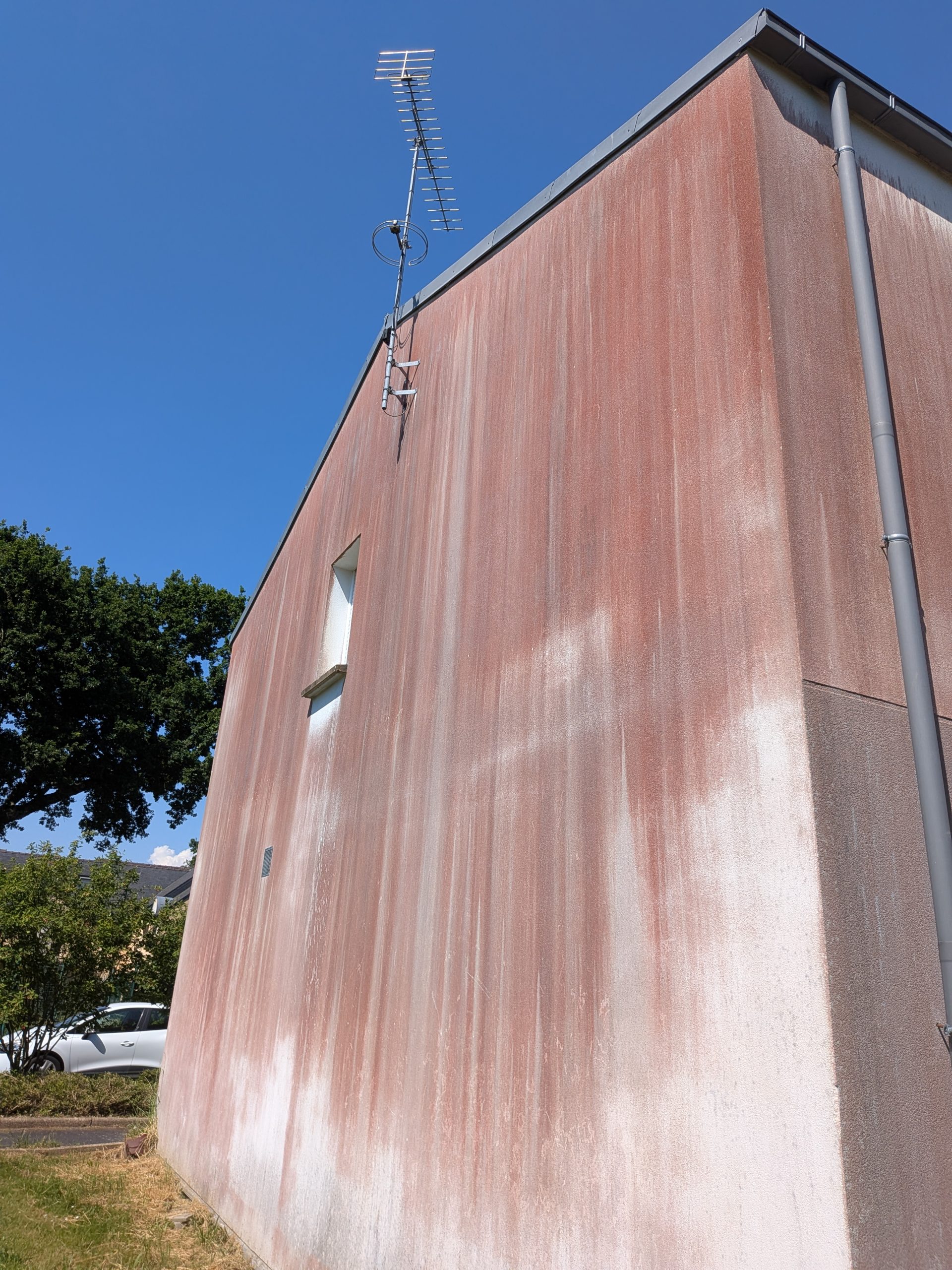 Traces rouges sur une façade extérieure dans le Finistère