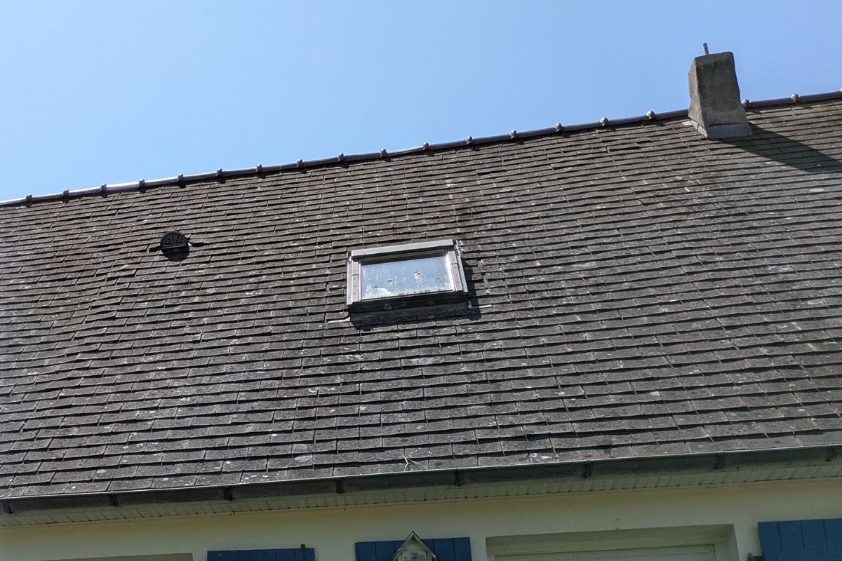 Ancienne toiture en ardoises de fibrociment avant traitement