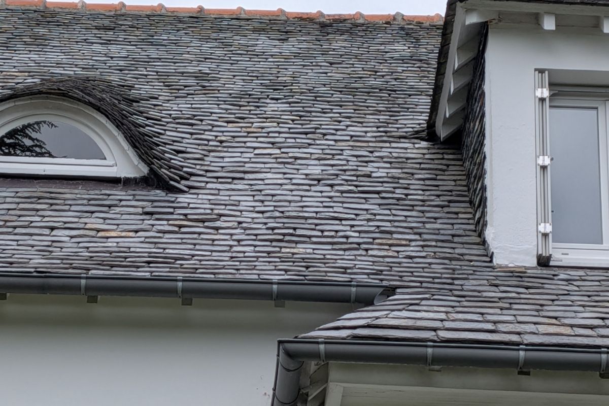 Couverture traditionnelle en schiste épais ou lauze en Bretagne