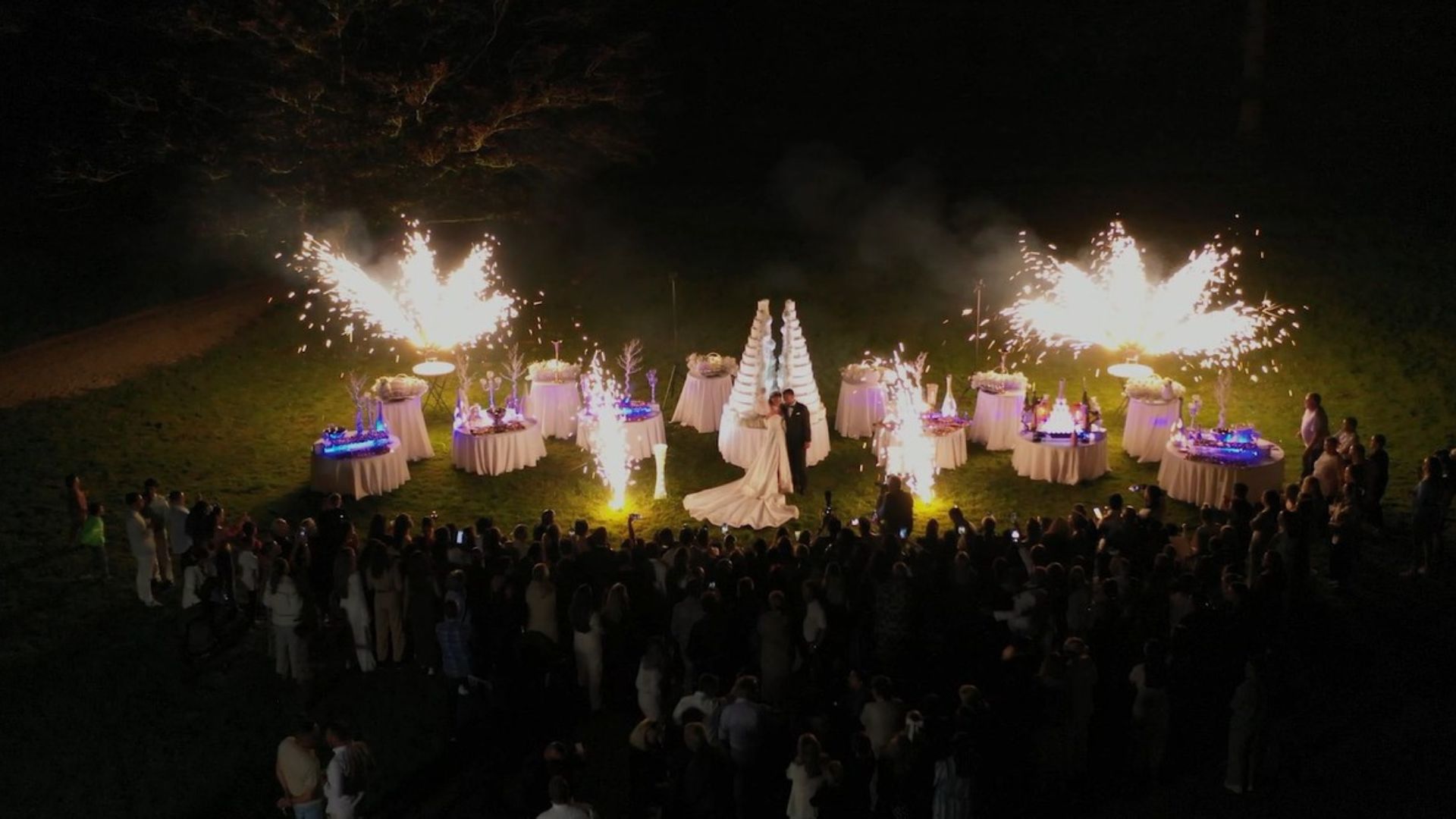 Animation lumineuse nocturne autour des mariés filmée par drone