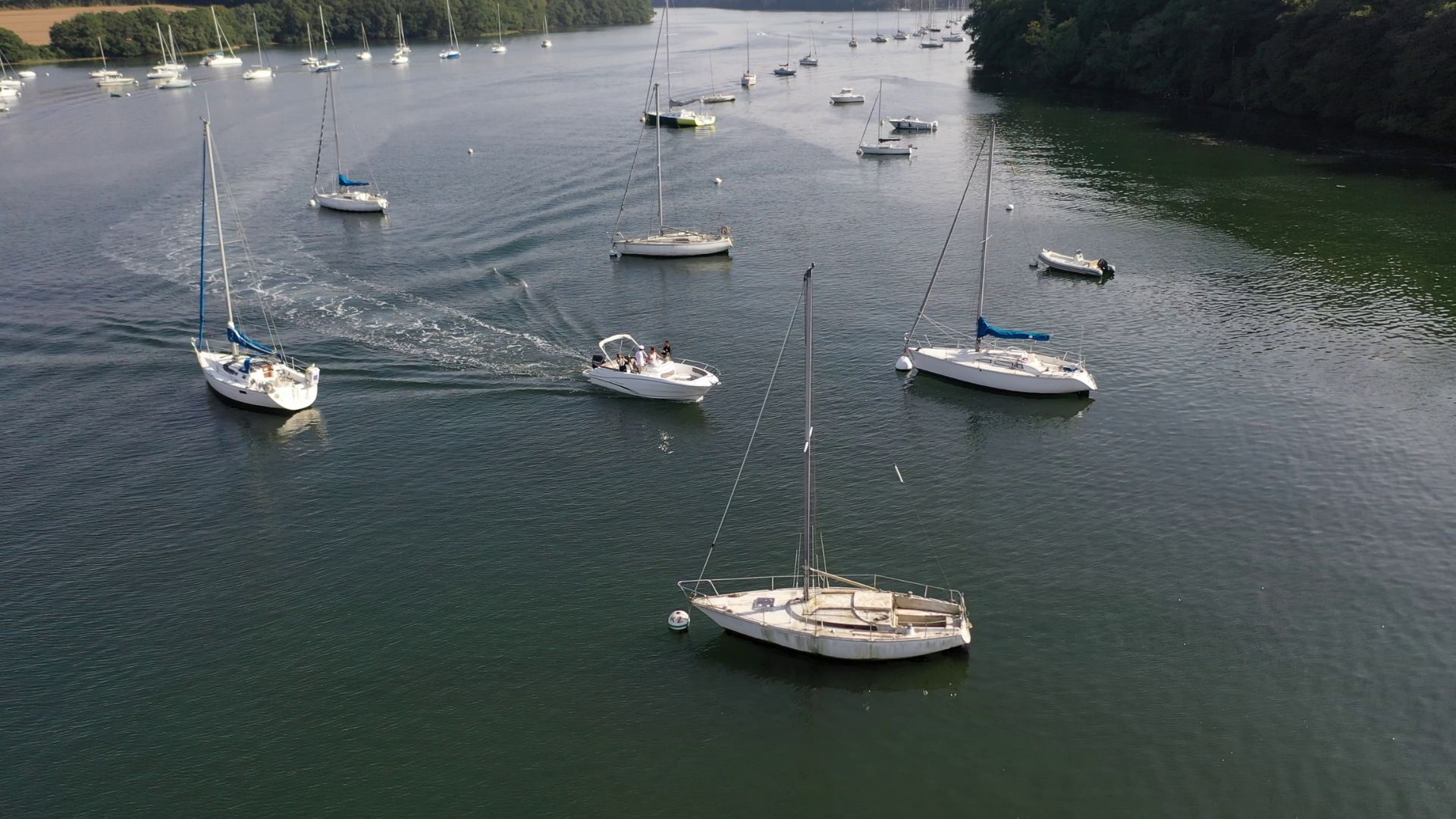 Arrivée des mariés en bateau filmée par drone en Finistère Sud