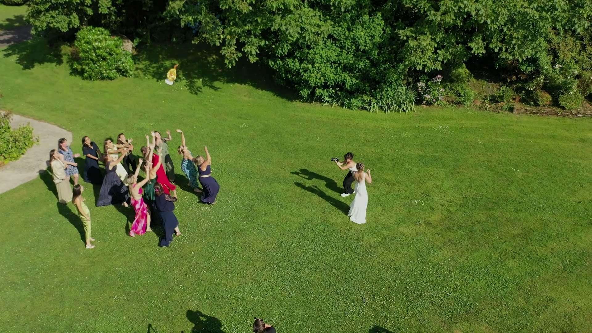 Lancer de bouquet pendant un mariage filmé depuis les airs