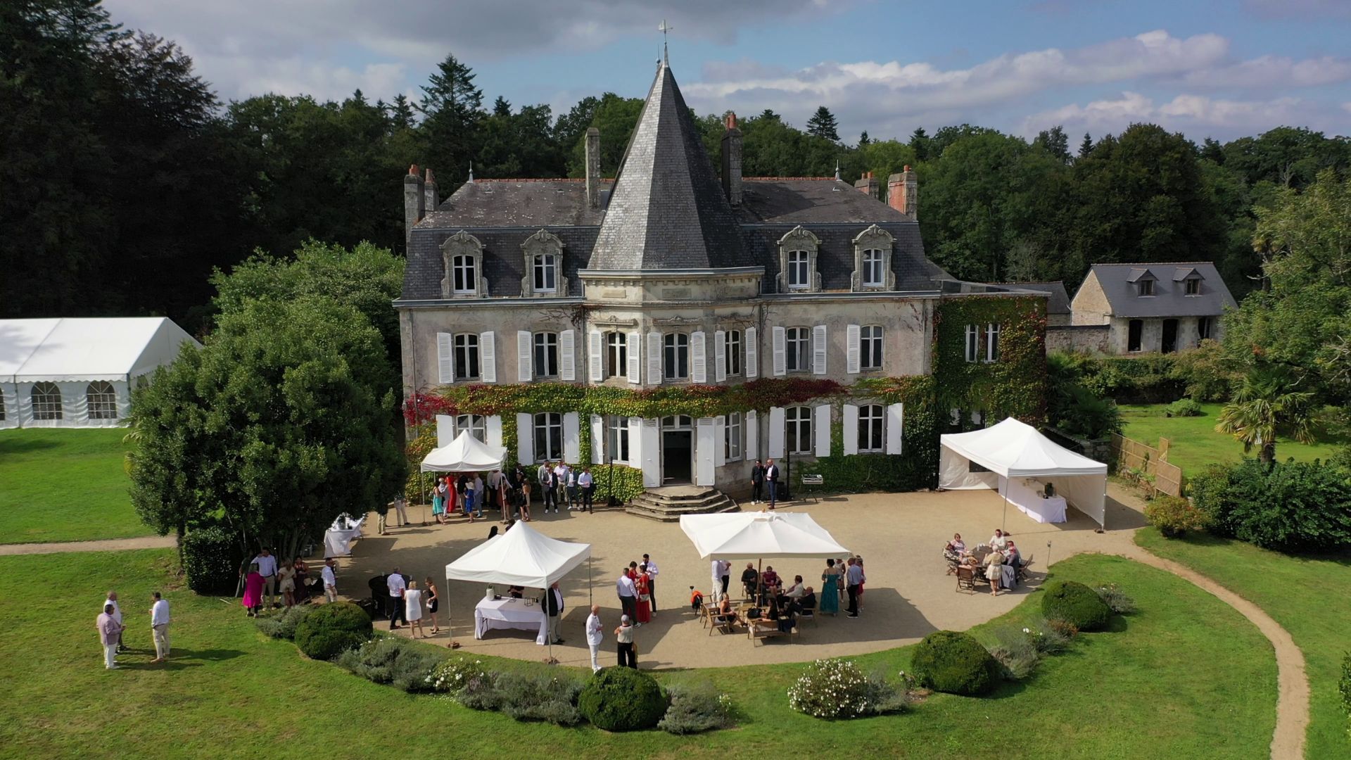 Réception de mariage dans les jardins d’un château vue par drone